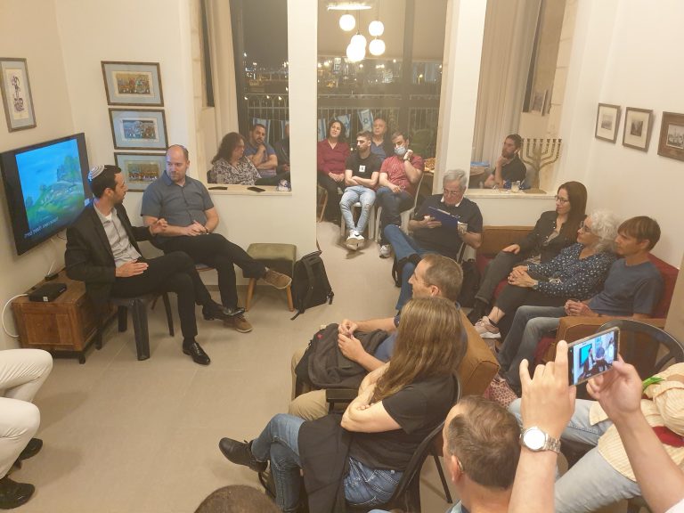 חוג בית בחיפה אצל אלדד בק עם זיו מאור וחכ"ל אריאל קלנר